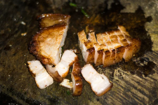 Жареная свинина с деревянной тарелкой — стоковое фото