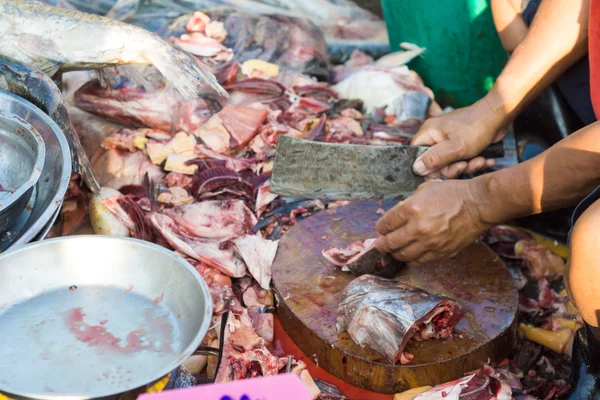 Taze çiğ deniz balık içinde belgili tanımlık çarşı