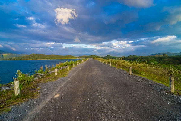 Sonnenuntergang Über Damm Landstraße Mit Berg Thailand — Stockfoto