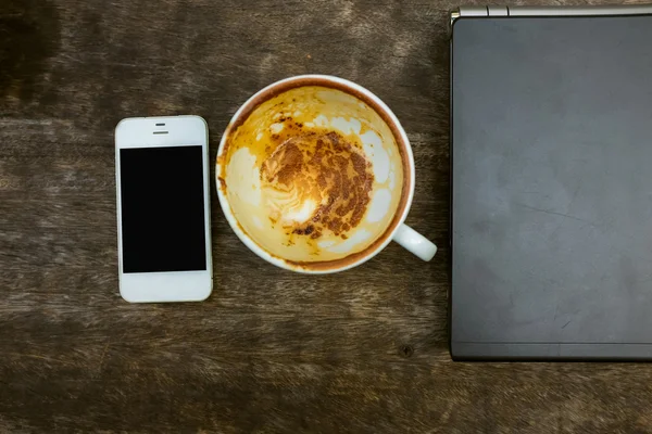 Vista dall'alto con tavolo in legno spazio copia con caffè portatile e — Foto Stock