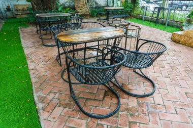 Park 'taki boş kafeterya masası manzarası, bir restoranda masa hazırlamak.