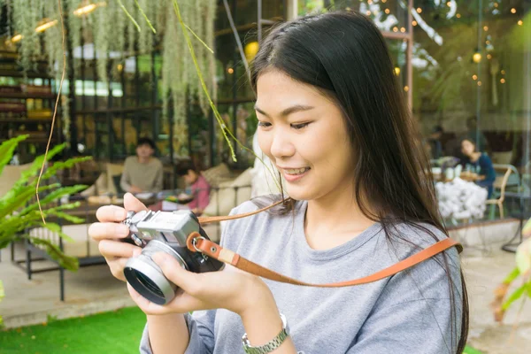 Mignon Hipster Jeune Photographe Femelle Avec Caméra Extérieur Parc — Photo