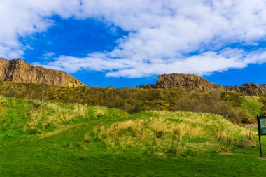Edinburgh dağ yeşil çim manzarası, şehir güzel görüntüsü
