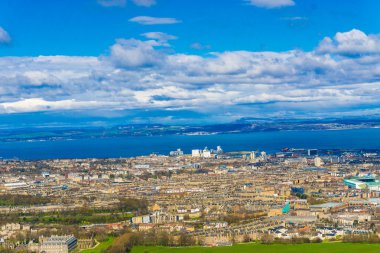 Edinburgh manzarası içinde belgili tanımlık geçmiş mavi gökyüzü ile. Calton Hill fotoğrafı.