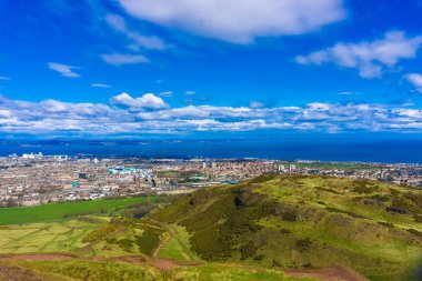 Edinburgh dağ yeşil çim manzarası, şehir güzel görüntüsü