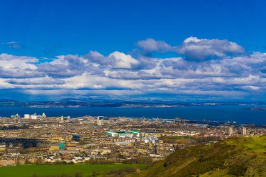 Edinburgh dağ yeşil çim manzarası, şehir güzel görüntüsü