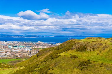 Edinburgh dağ yeşil çim manzarası 