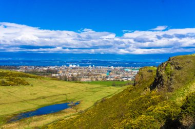 Edinburgh dağ yeşil çim manzarası 
