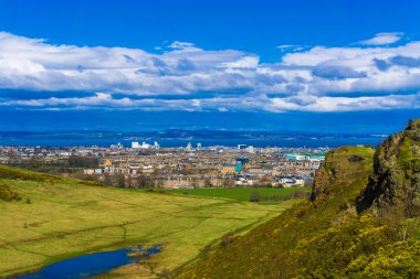 Arka plan mavi gökyüzü ile Edinburgh manzarası. 