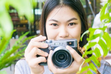 Çekici genç Asyalı kadın resimleri açık hava kafe park söz