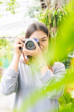 Çekici genç Asyalı kadın resimleri açık hava kafe park söz