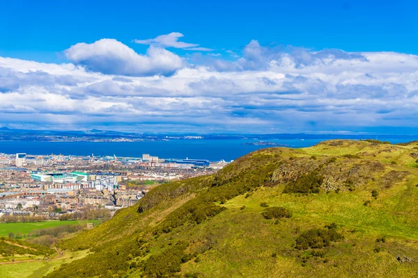 Edinburgh dağ yeşil çim manzarası 