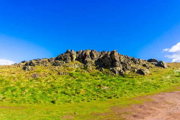Edinburgh dağ yeşil çim manzarası 