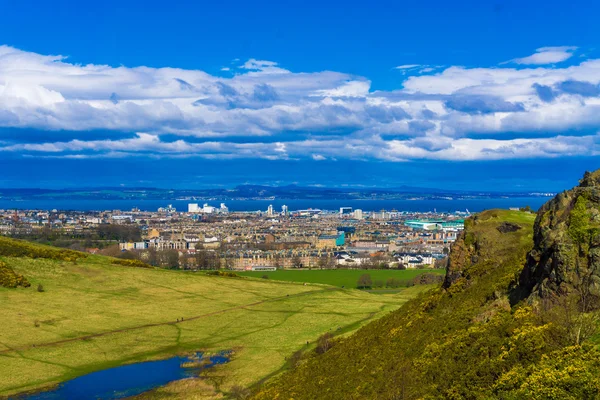 Arka plan mavi gökyüzü ile Edinburgh manzarası. 