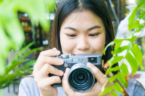 Χαριτωμένο Hipster Νεαρή Γυναίκα Φωτογράφος Κάμερα Εξωτερικό Χώρο Στο Πάρκο — Φωτογραφία Αρχείου