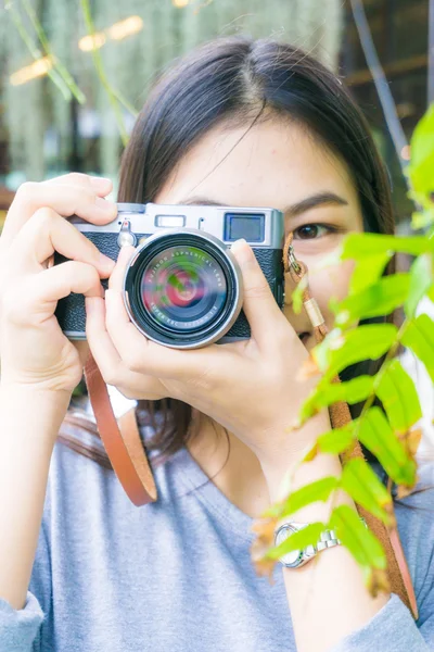 Cute Hipster Young Female Photographer Camera Outdoors Park — Stock Photo, Image