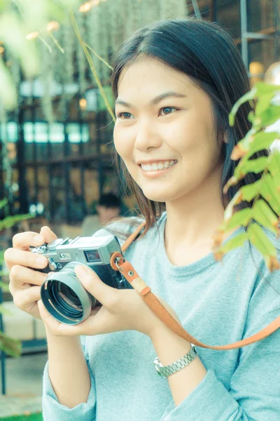 Attrayant Jeune Asiatique Femme Parler Photos Plein Air Café Parc — Photo