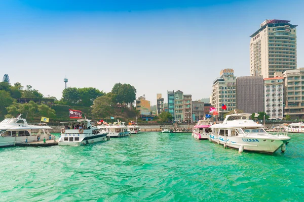 Güneş ay Gölü, Tayvan - 20 Mart, 9 Mart 2015 tarihinde güneş ay gölde iskelede turist. Güneş ay Lake ünlü bir turistik Nantou, Tayvan 's.