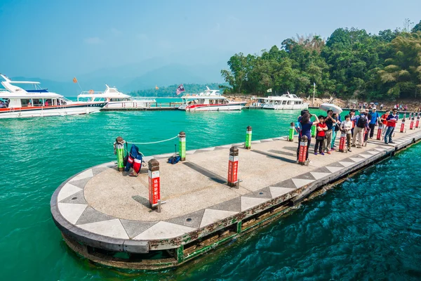 Tourist auf Seebrücke am Sonnenmondsee — Stockfoto