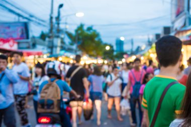 Bangkok Tayland 'daki Chatuchak pazarındaki insanların bulanık görüntüsü