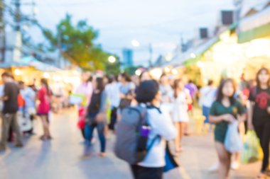 Bangkok Tayland 'daki Chatuchak pazarındaki insanların bulanık görüntüsü