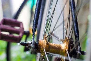 Yeşil çimen arka planında bisiklet tekerleğini tamir et, konuma yaklaş