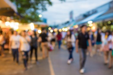 Bangkok Tayland 'daki Chatuchak pazarındaki insanların bulanık görüntüsü