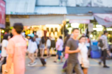 Bangkok Tayland 'daki Chatuchak pazarındaki insanların bulanık görüntüsü