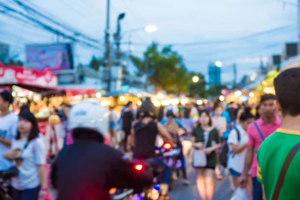 Bulanık soyut insanlar sokakta, Chatuchak hafta sonu pazarında.