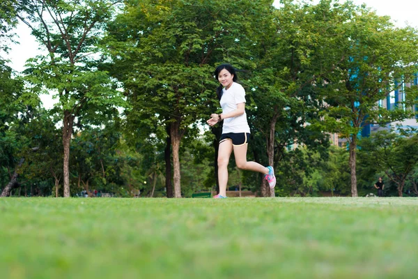 年轻的亚裔女子跑步和锻炼在中央公园的 — 图库照片
