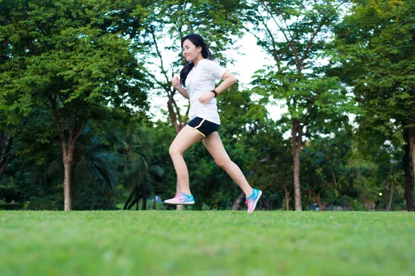 年轻的亚裔女子跑步和锻炼在中央公园的 — 图库照片