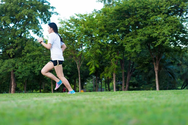 Çalışan ve central Park'ta egzersiz genç Asyalı kadın 