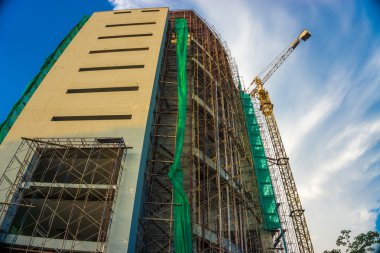 vinç ile beton yapı inşaat.