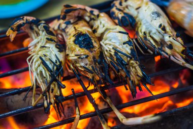 Izgarada taze karides kızartıyorlar..