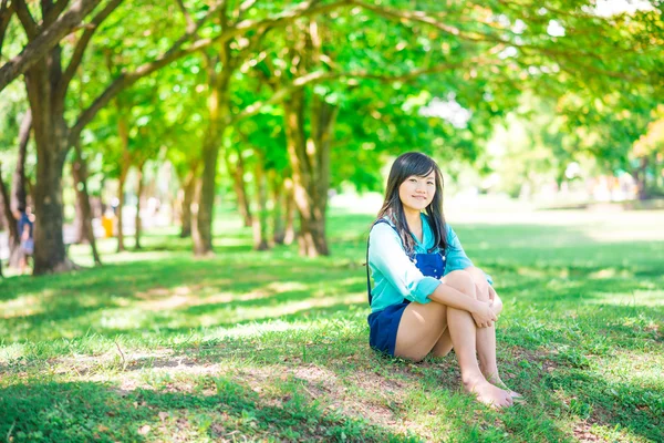 Joven Adolescente Moda Parque Sonriendo Mujer Joven Moda Prado Verde — Foto de Stock