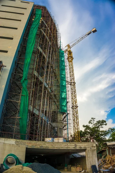 Construção Edifício Concreto Com Guindaste Contra Céu Azul — Fotografia de Stock