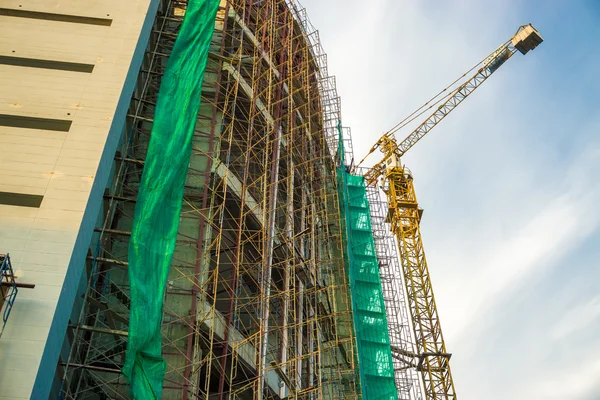 Construcción Edificios Hormigón Con Grúa Contra Cielo Azul — Foto de Stock