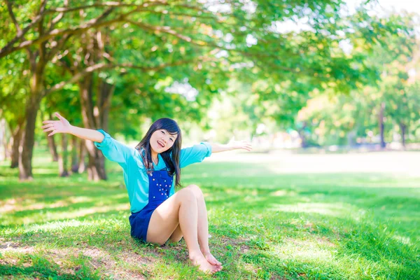 Fiatal Divatos Tinédzser Lány Mosolyogva Parkban Trendi Fiatal Zöld Mezőn — Stock Fotó