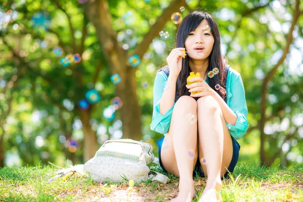 年轻时髦的少女在公园里笑着 时尚的年轻女子在绿色的草地上 — 图库照片