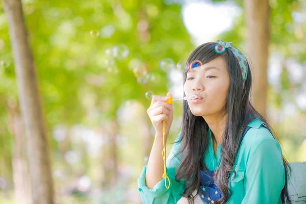 Hermosa Mujer Joven Asiática Con Vestido Verde Soplando Burbuja Parque —  Fotos de Stock