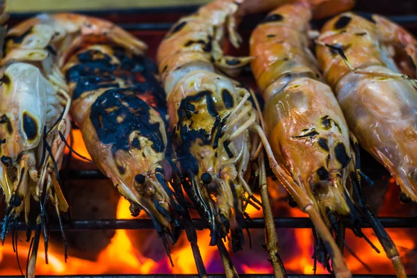 Gegrillte Frische Garnelen Auf Dem Flammenden Grill Feuergarnelen Gegrillt — Stockfoto