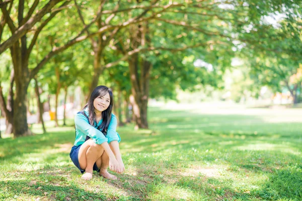 Çekici Asyalı kadın rahatlatıcı yeşil park — Stok fotoğraf