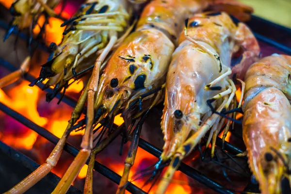 Gegrillte Flussgarnelen auf dem Grill — Stockfoto