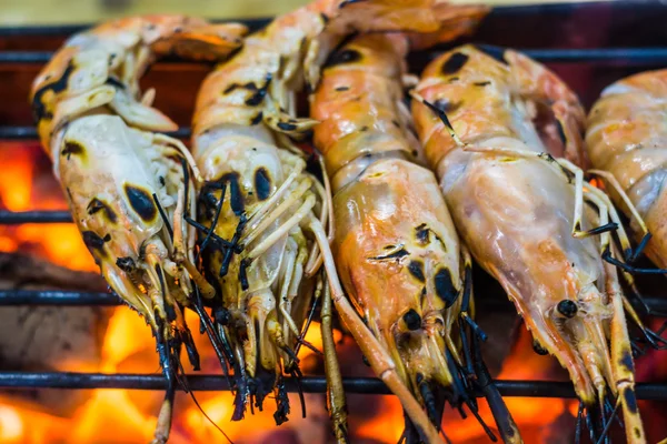 Grilled fresh shrimps on the flaming grill. — Stock Photo, Image