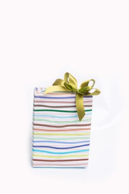 Yeşil altın şerit yay ile sarılmış luxery hediye kutusu