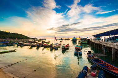 Balıkçı tekneleri Tayland Koh tao plajında bir satırında günbatımı