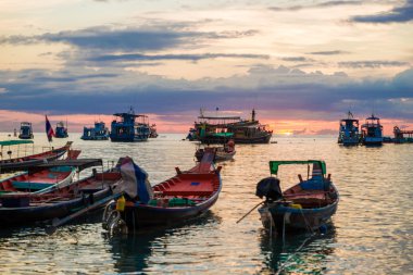 Balıkçı tekneleri Tayland Koh tao plajında bir satırında günbatımı
