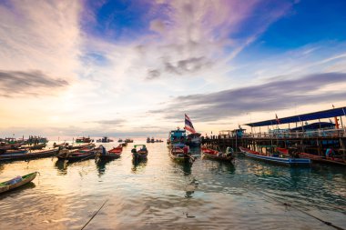 Balık tutma ve taşıma tekne Koh Tao beach sıcak ışık gün batımı tı