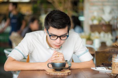 Yakışıklı işadamı kahve Cafe sanatta Asya erkeklerle içme.