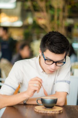 Yakışıklı işadamı kahve Cafe sanatta Asya erkeklerle içme.